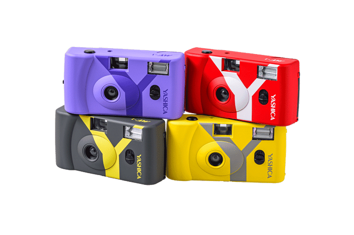 〈YASHICA〉のフィルムカメラ