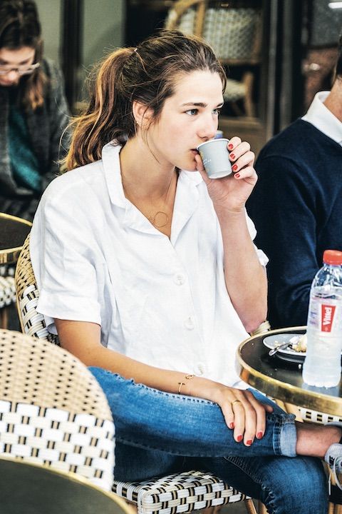 夏コーデの定番白シャツ×デニムに真っ赤なネイルで差し色を