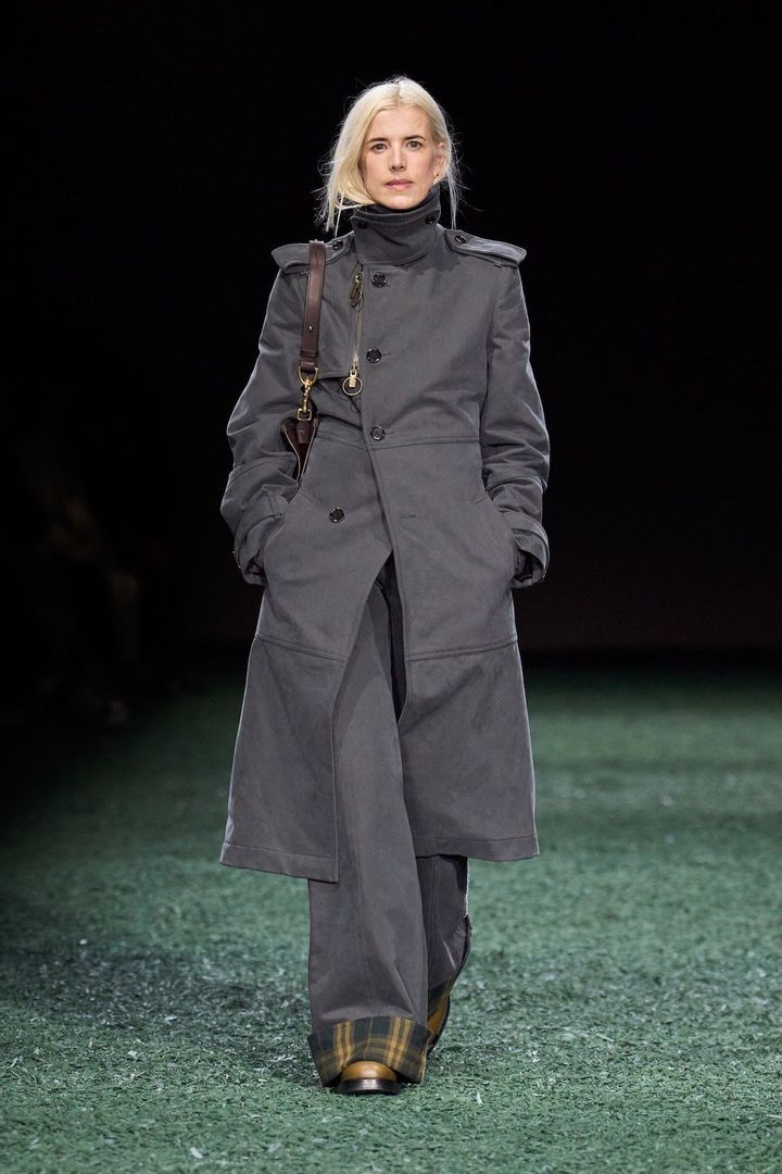 バーバリー 2024-25年秋冬コレクションより。