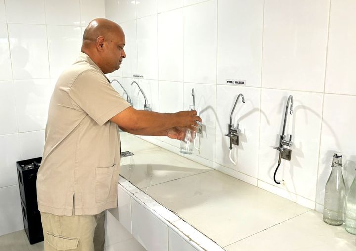 ギリ・ランカンフシではゲストルームやレストランで提供される水や炭酸水も島内で製造。高い品質管理が求められる