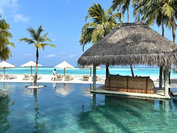 メインプールでは水質保持フィルターに市販のシリカ砂の代わりに島内で造られた粉砕ガラスを利用している