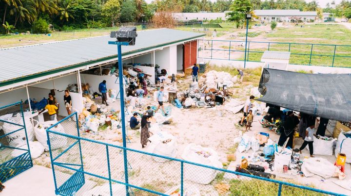 近隣のローカル島で開催されたソネバフシ主催のクリーンアップ・デー（Photo / Soneva Fushi）