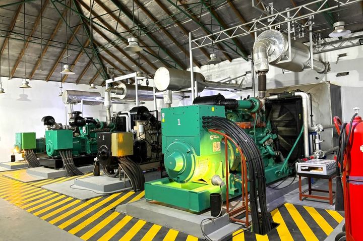 太陽光ジェネレーターは島の内側の防音室の中に並ぶ