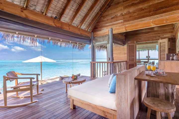 廃材をうまく利用した水上ヴィラのリビング。海との一体感がすごい（Photo / Gili Lankanfushi Maldives）