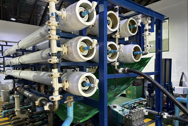 いくつもの工程を経て海水を飲用に適した淡水に変えている