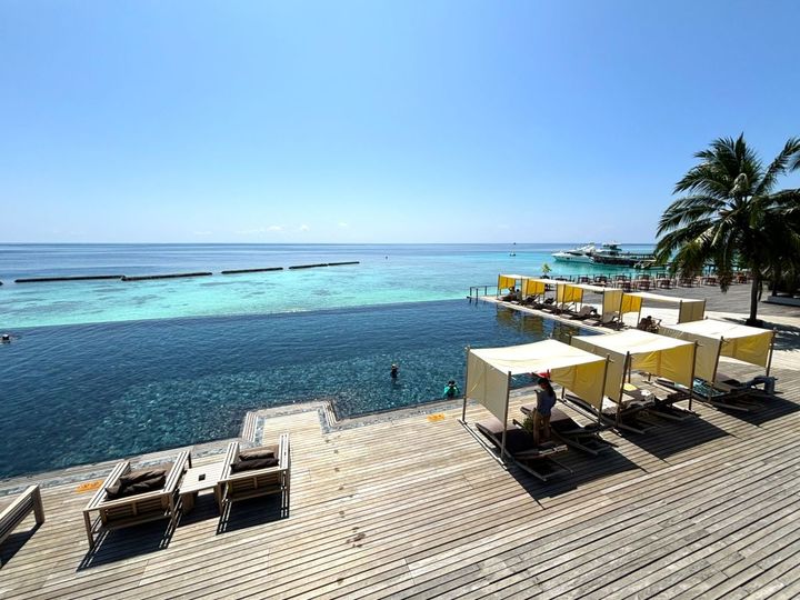 メイン桟橋の横に広がるメインプール。ラグーンに溶け込むようなデザインが美しい