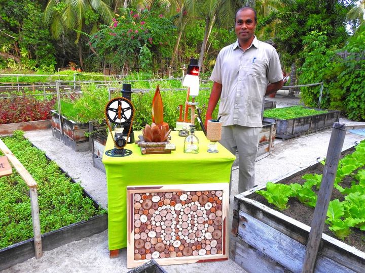廃材を利用したスタッフの工芸品の数々。オーガニックガーデンで披露された（Photo / Gili Lankanfushi Maldives）
