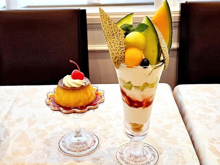 写真左から「コロンバンプリン」770円、「メロンパフェ」（季節限定）1540円