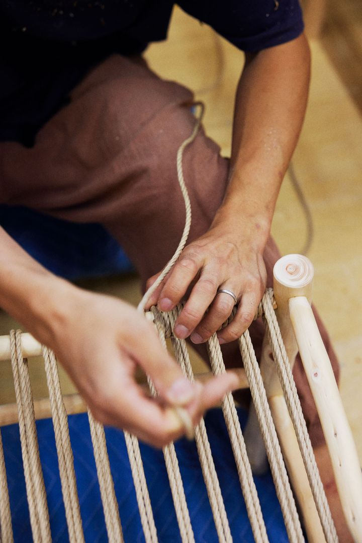 座面の編み込みをしている写真