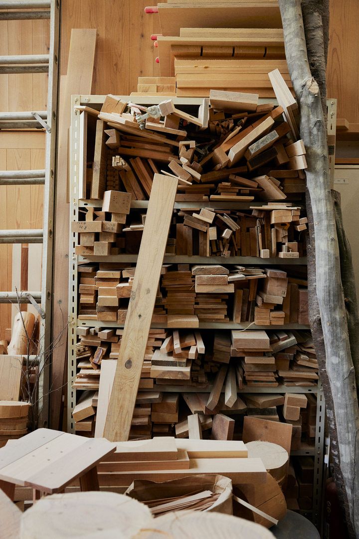 木が積み上げている写真