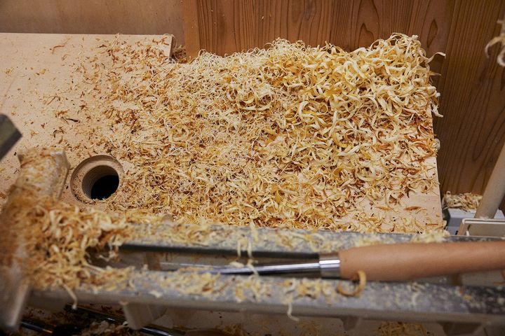 木くずが飛び散った写真