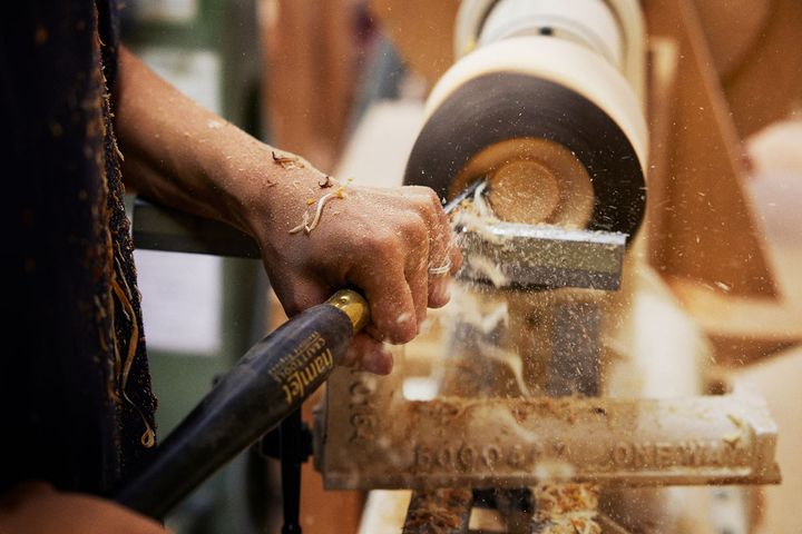 トレーをくり抜いている写真