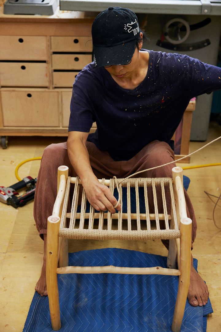 スツールをつくっているカット