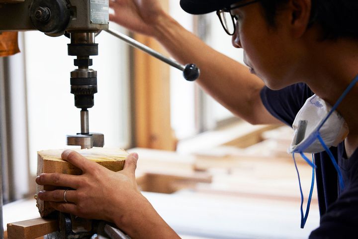 木にホゾを付けている写真