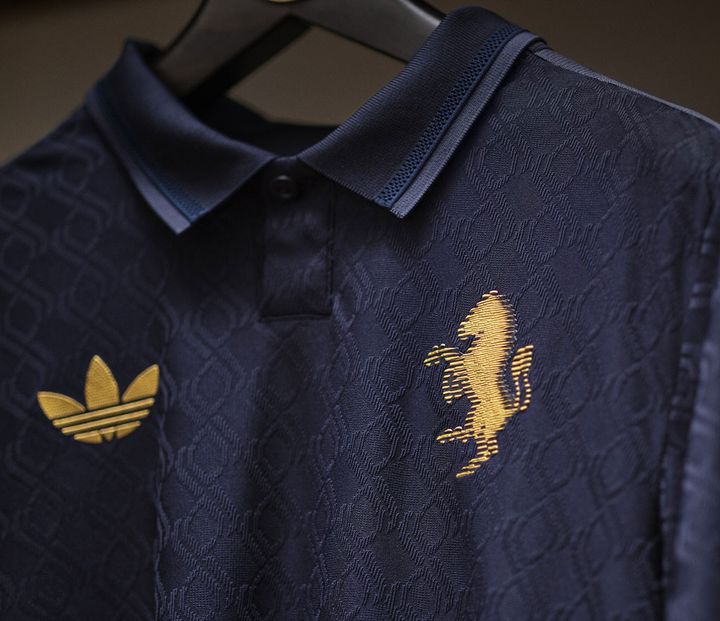 懐かしの馬エンブレムが登場！ユヴェントス、新サードユニフォームは「無限の宇宙と輝く月」を表現