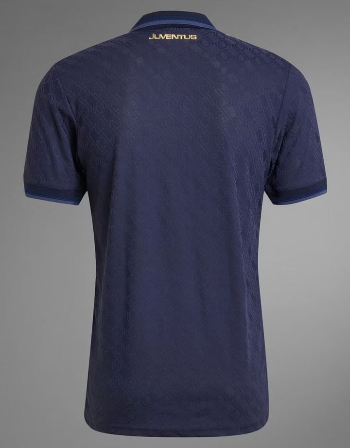 懐かしの馬エンブレムが登場！ユヴェントス、新サードユニフォームは「無限の宇宙と輝く月」を表現