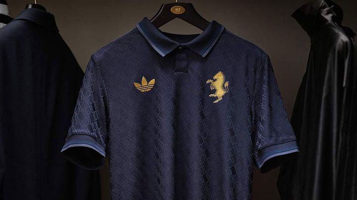 懐かしの馬エンブレムが登場！ユヴェントス、新サードユニフォームは「無限の宇宙と輝く月」を表現