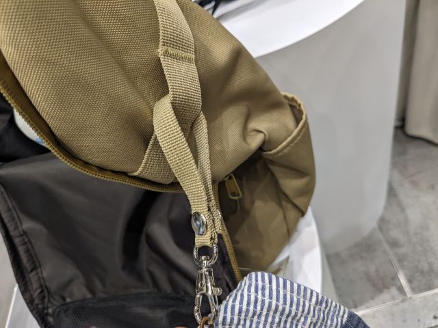 ベージュ色のあれこれまとまるマザーズ＆ファザーズリュックⅡのストラップ