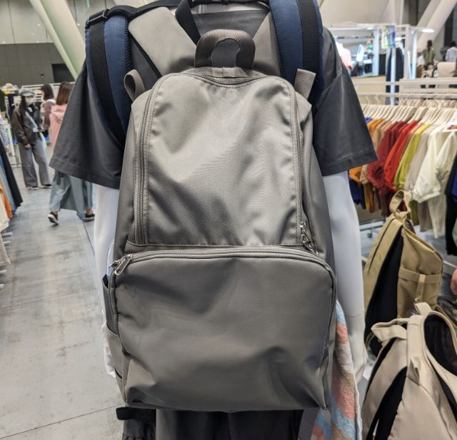 カーキ色の撥水マルチユースマザーズリュックを背負っている