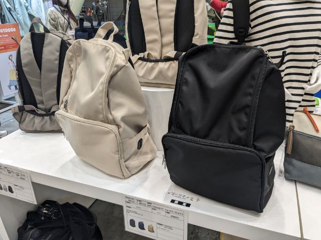 ホワイトとブラックのカーキ色の撥水マルチユースマザーズリュック