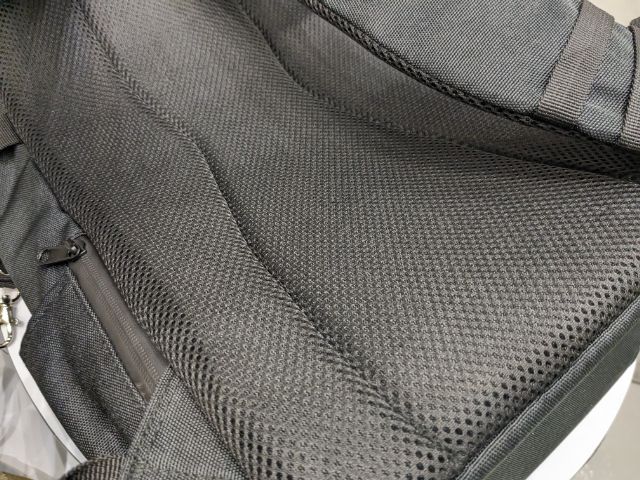 ブラックのあれこれまとまるマザーズ＆ファザーズリュックⅡの裏側