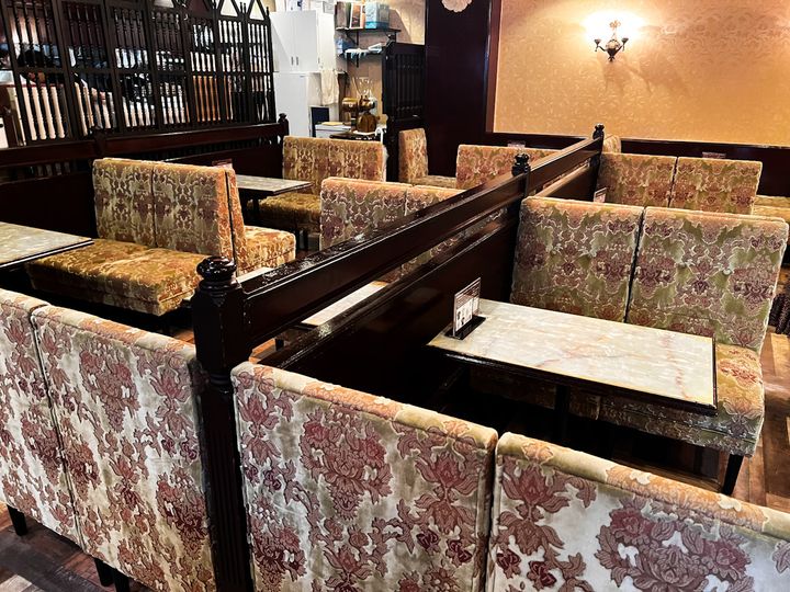 ベロア生地の「珈琲 王城」のソファ