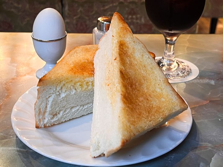 お皿に盛られた「珈琲 王城」の「トースト（厚焼）セット」