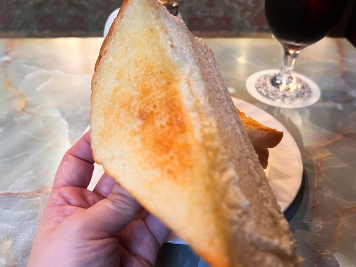 手に持った「珈琲 王城」の厚焼トースト