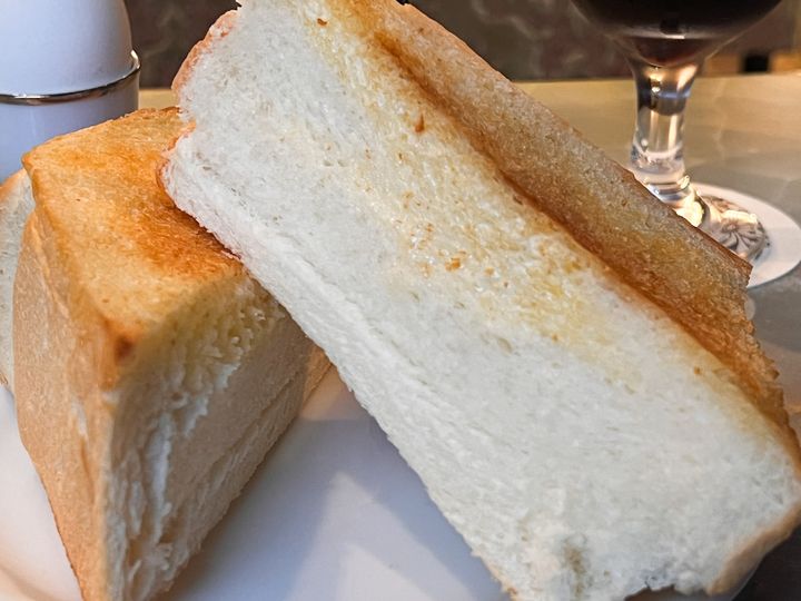 約7cmの厚さがある「珈琲 王城」の厚焼トースト