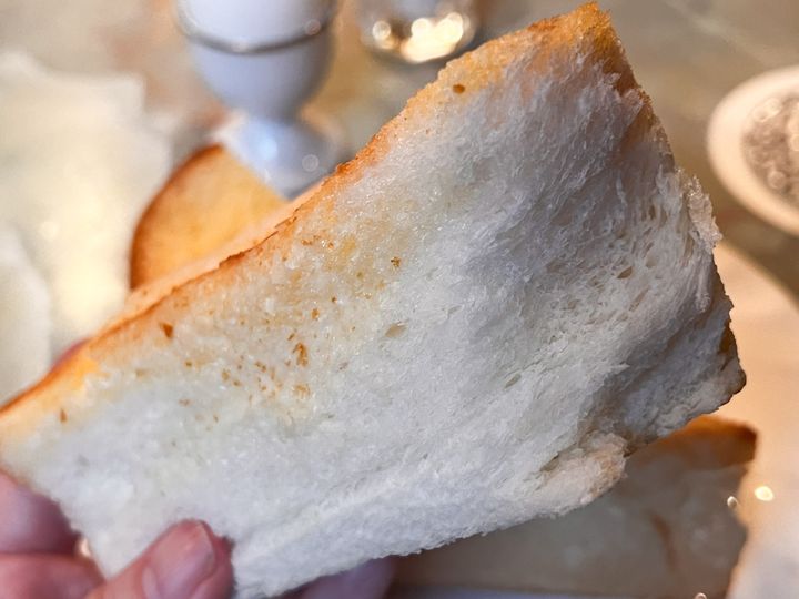 手に持った「珈琲 王城」の厚焼トースト