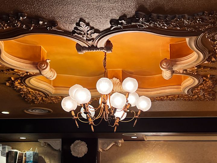 天井の装飾が豪華な「珈琲 王城」のシャンデリア
