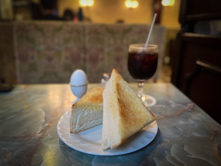 テーブルに並んだ「珈琲 王城」の「トースト（厚焼）セット」