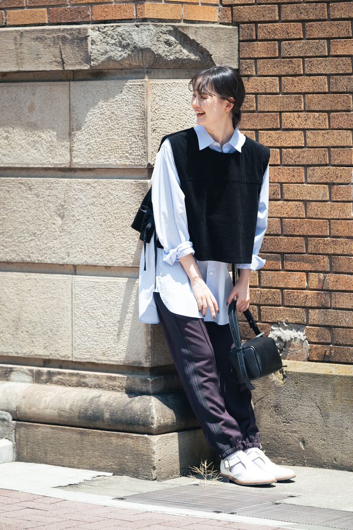 トラックパンツって実は万能！シャツ＋ベストの組み合わせにもちょうど良い【FUDGE 9月号連動企画-わたしがトラックパンツを好きなワケ-No.010】