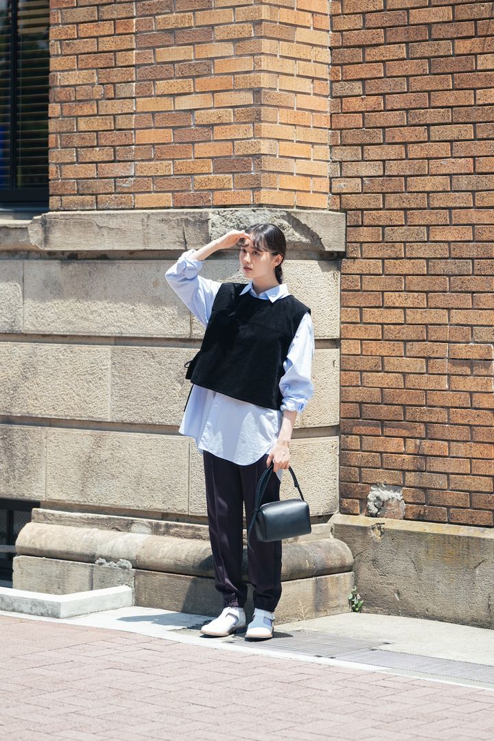 トラックパンツって実は万能！シャツ＋ベストの組み合わせにもちょうど良い【FUDGE 9月号連動企画-わたしがトラックパンツを好きなワケ-No.010】