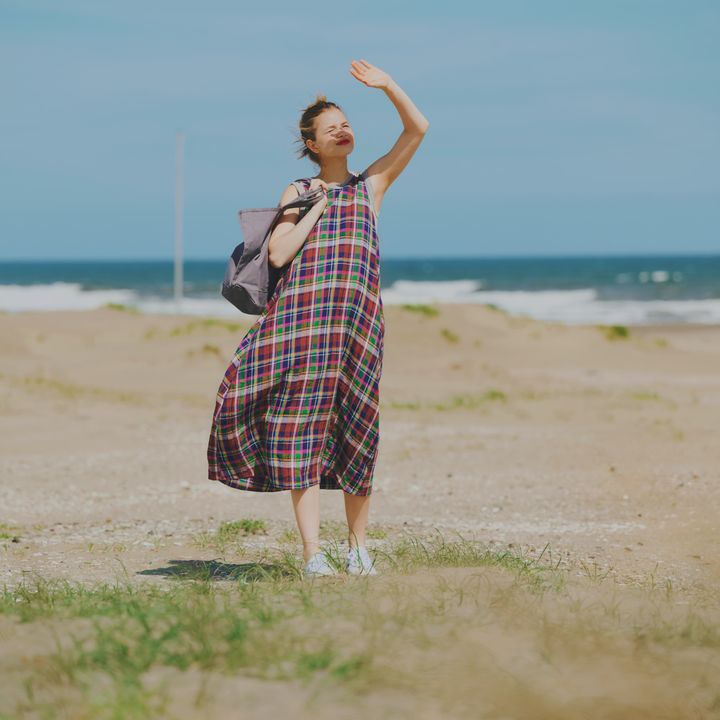 9月まで楽しめる、チェック柄のノースリワンピ×白スニーカーの重軽コーデがふさわしい【マイスタンダードブック】