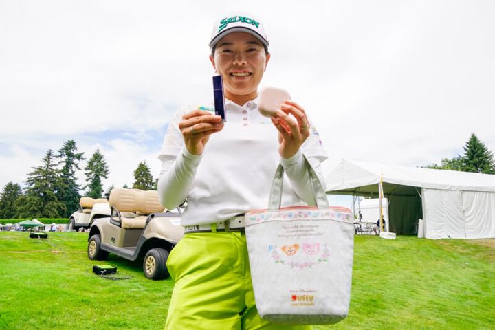 人気女子プロの“バッグの中”は何が入ってる？ラウンド中の勝みなみに突撃！