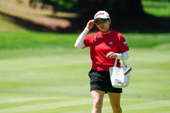 人気女子プロの“バッグの中”は何が入ってる？ラウンド中の勝みなみに突撃！