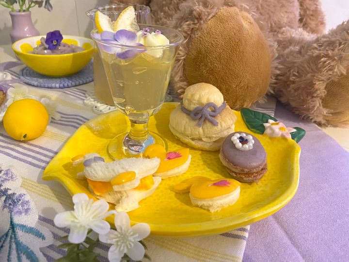 写真手前から時計回りに「アヒルの親子のサンドイッチ」、「レモンゼリー」、「麦わら帽子のミートパイ」、「マカロン」