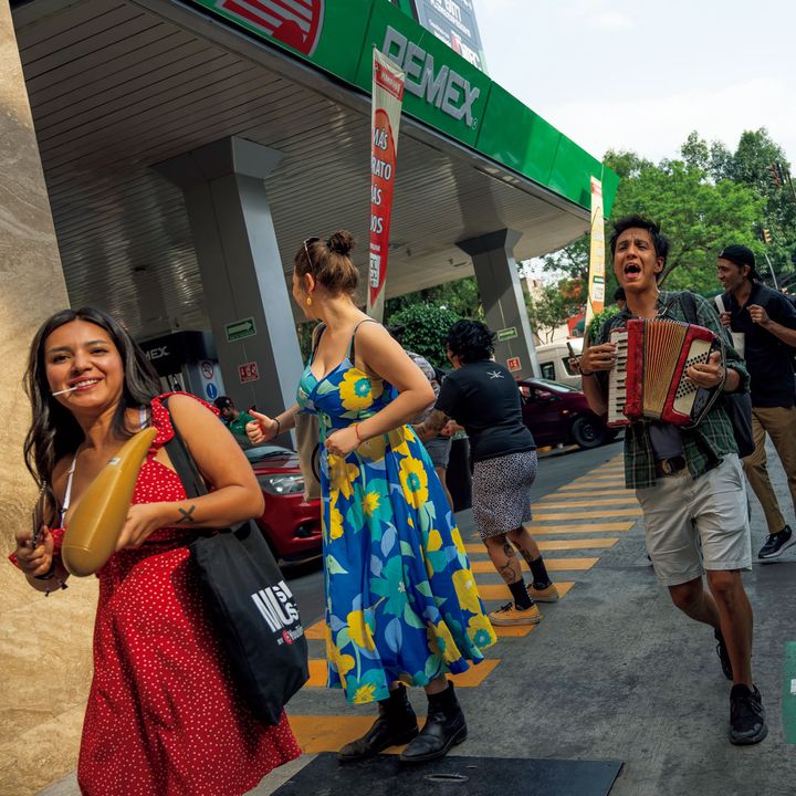 音楽を奏でながら街を散策する人々