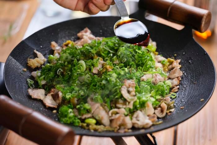 最後に調味料を加えて炒め合わせている様子