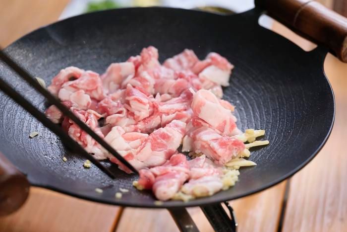 マルチグリドルで豚肉を炒めている様子