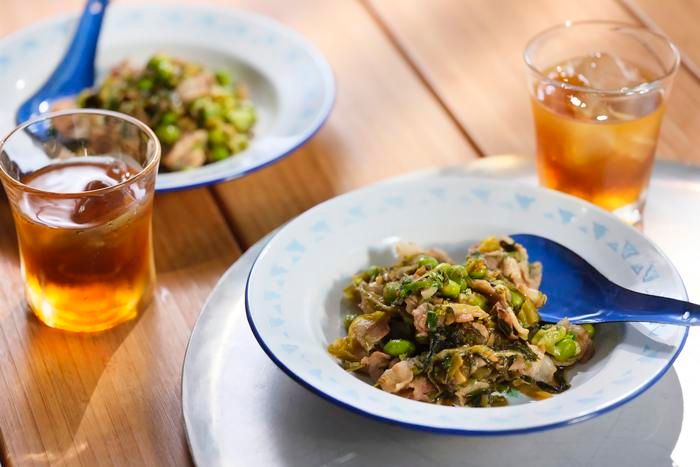 「台湾風高菜炒め」と紹興酒を合わせたテーブルコーディネート