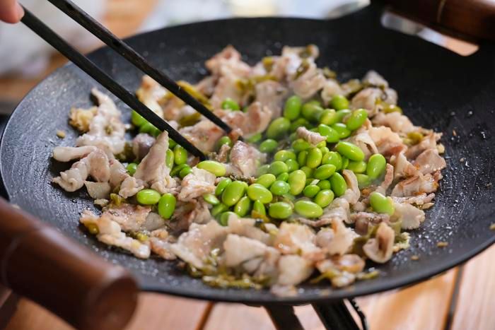 枝豆を加えて混ぜ合わせている様子