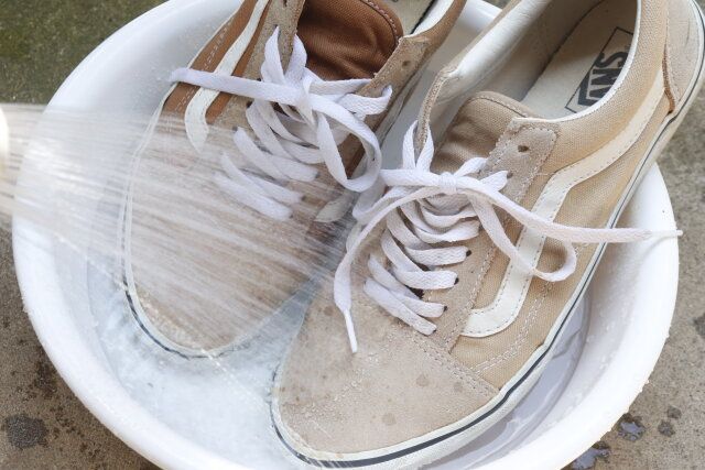 スニーカー 濡らす