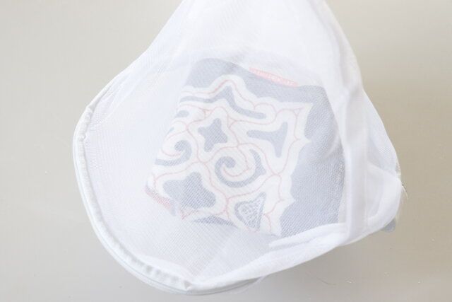 セリアの小物用洗濯ネット 円すい型に洗濯物を入れた様子