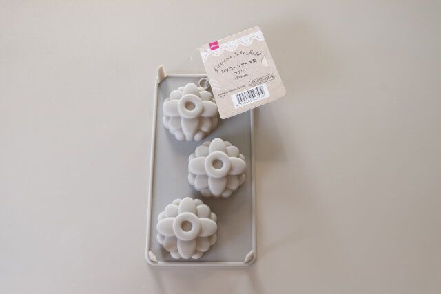 ダイソー シリコーンケーキ型（フラワー） 商品タグ