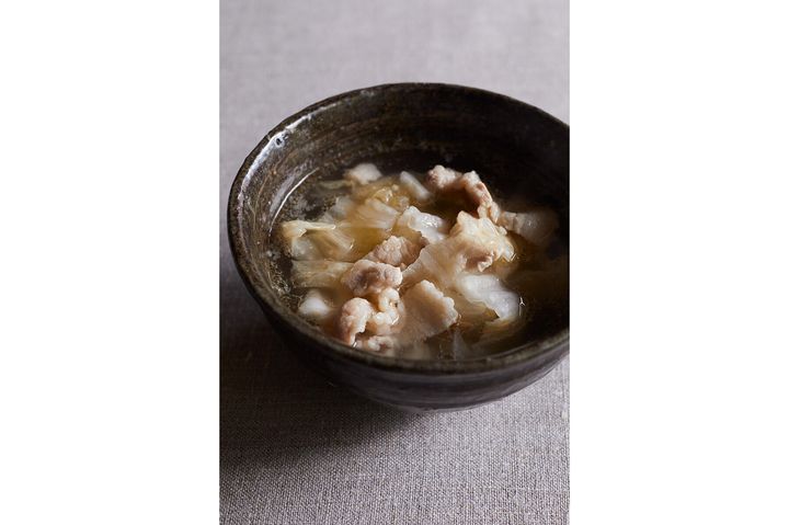 じんわり旨味が染みわたる“白菜漬けと豚肉のスープ”