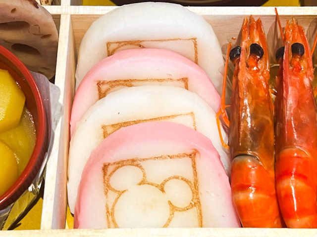 ミッキーの顔型の焼き印がついたかまぼこ