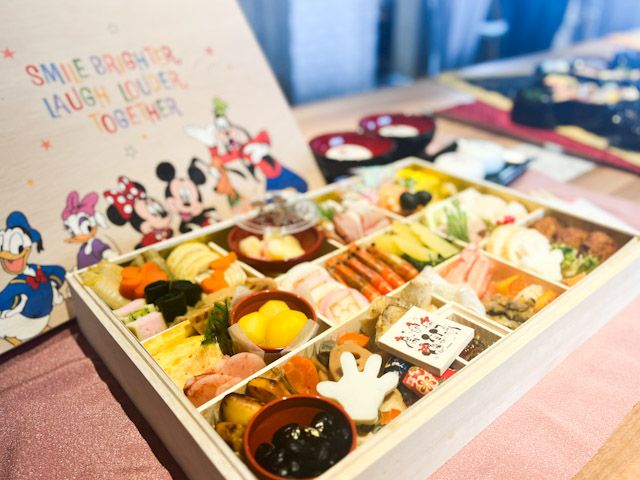 テーブルに並んだ「おせち・特段重『ミッキー＆フレンズ』」