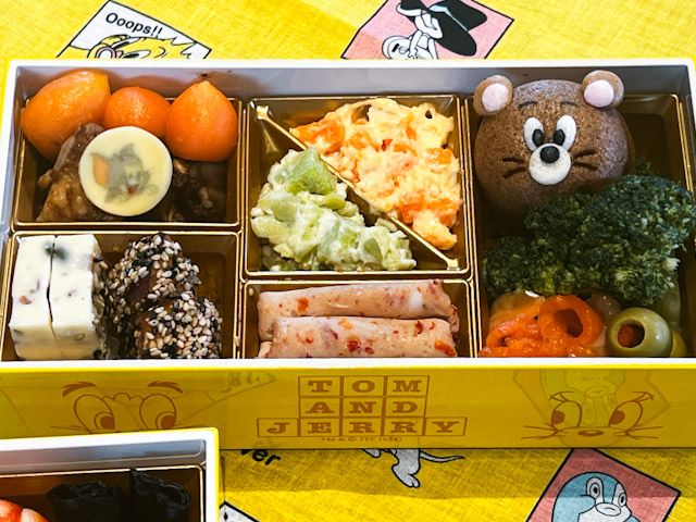 「おせち・二段重『トムとジェリー』」の中身